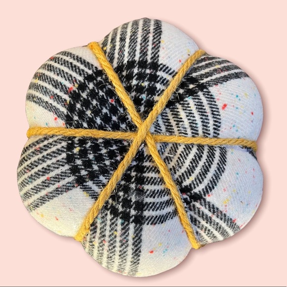 Nwt set of 2 cloth black & off white cloth speckled pumpkins Hyde & eek! - Picture 3 of 7